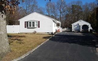 21 Forest Ln, Coram, NY 11727