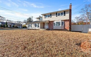 21 Genoa St, West Babylon, NY 11704
