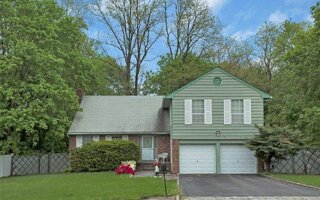 21 Hitching Post Ln, Glen Cove, NY 11542