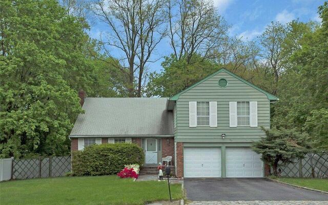 21 Hitching Post Ln, Glen Cove, NY 11542