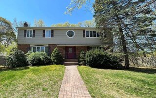 21 Kathy Ct, Northport, NY 11768