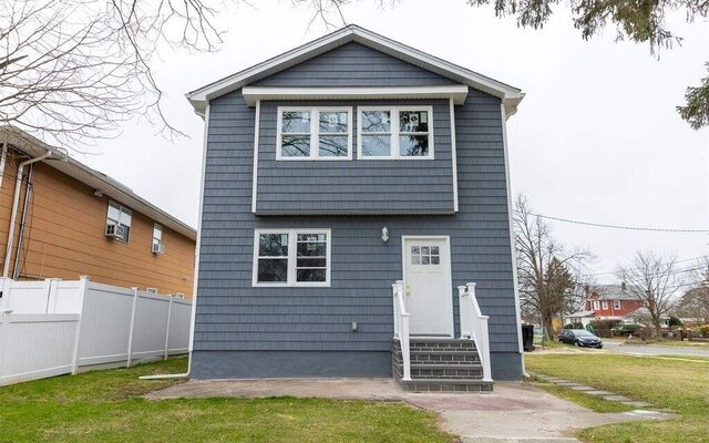 21 Nassau Pkwy, Hempstead, NY 11550 (House View)