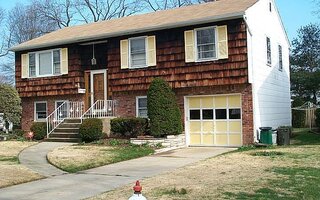 21 Oaktree Ct, Albertson, NY 11507