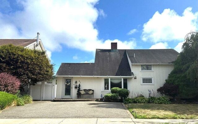 21 Piper Ln, Levittown, NY 11756 (House View)