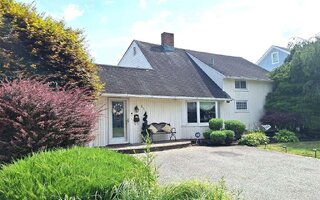 21 Piper Ln, Levittown, NY 11756