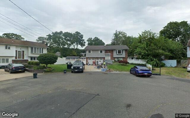 21 Roslyn Ct, East Patchogue, NY 11772