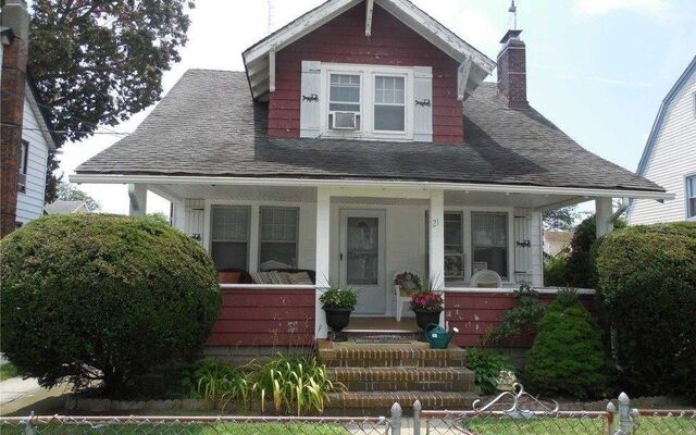 21 Stillwell Pl, Freeport, NY 11520 (Porch)