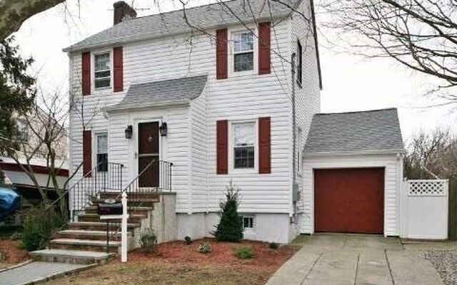 21 W 2nd St, Freeport, NY 11520 (Living Room)