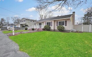 210 Woodycrest Dr, Holtsville, NY 11742