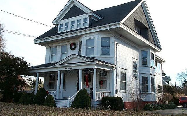 211 Pine St, Freeport, NY 11520