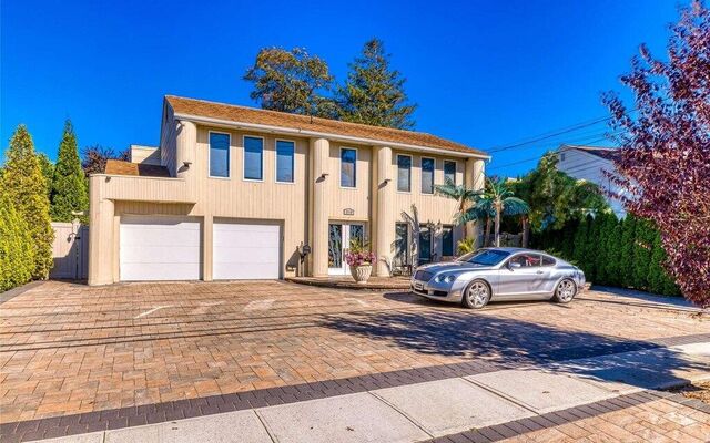2110 Vine Dr, Merrick, NY 11566 (House View)