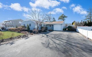 212 Blue Point Rd W, Holtsville, NY 11742