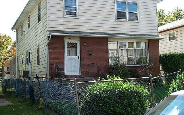 216 Wellesley St, Hempstead, NY 11550