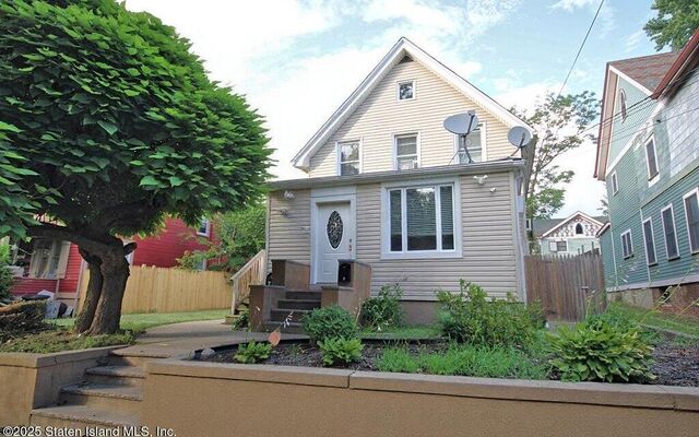 217-219 Fisher Ave, Staten Island, NY 10307 (House View)