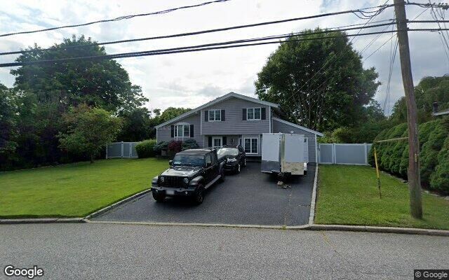 22 Amboy Rd, Oakdale, NY 11769