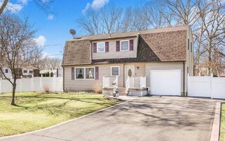 22 Cammann Rd, Coram, NY 11727