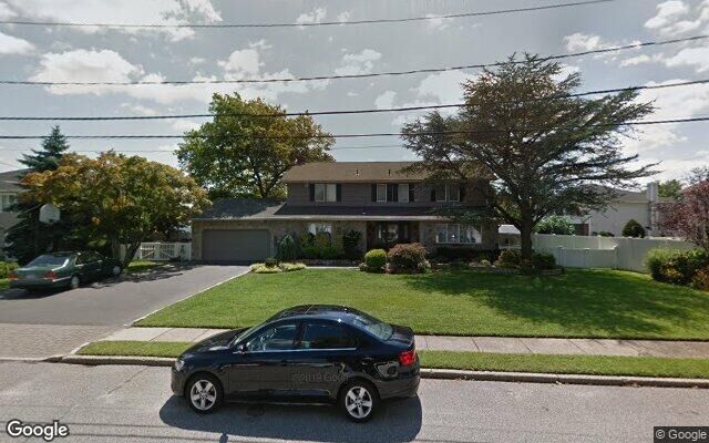 22 Clearwater Ln, West Islip, NY 11795