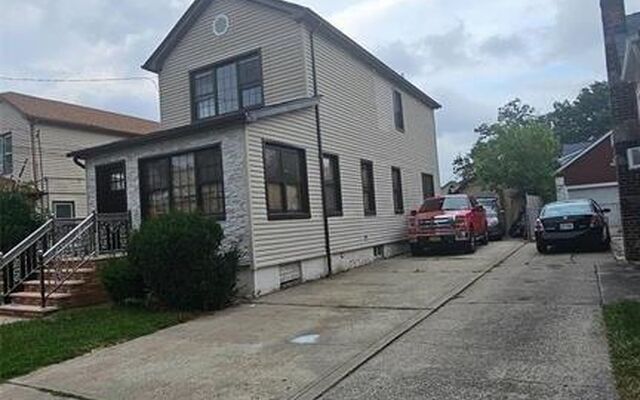 22 S 17th St, New Hyde Park, NY 11040 (House View)