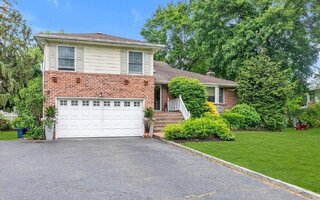 22 Sunnyvale Rd, Port Washington, NY 11050