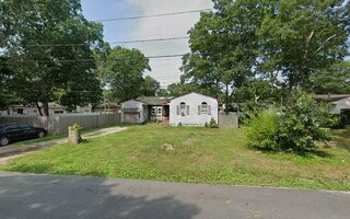 220 Peekskill Ave, Medford, NY 11763