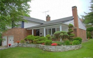222-44 Garland Dr, Oakland Gardens, NY 11364
