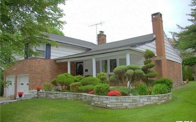 222-44 Garland Dr, Oakland Gardens, NY 11364