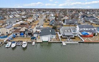 224 E Shore Rd, Lindenhurst, NY 11757