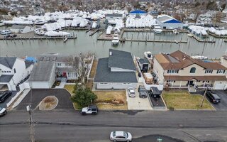 224 E Shore Rd, Lindenhurst, NY 11757