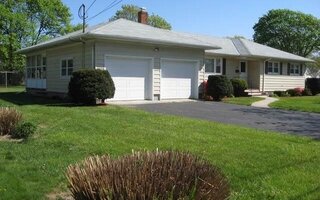 225 Oak St, Patchogue, NY 11772