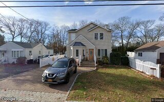 225 S 14th St, Lindenhurst, NY 11757