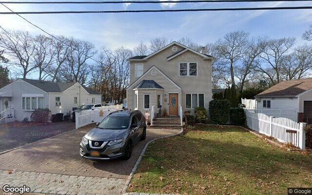 225 S 14th St, Lindenhurst, NY 11757