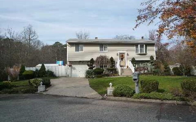 23 Bertram St, Islip, NY 11751