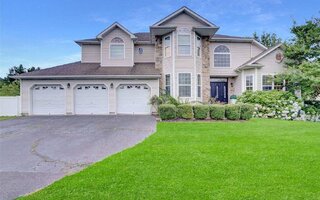 23 Island Trl, Mount Sinai, NY 11766
