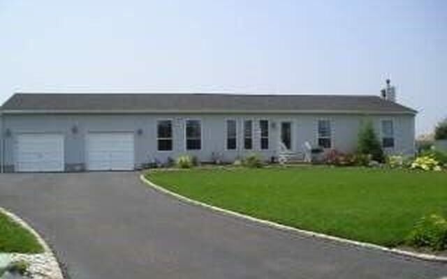 23 Kimberly Ct, Calverton, NY 11933