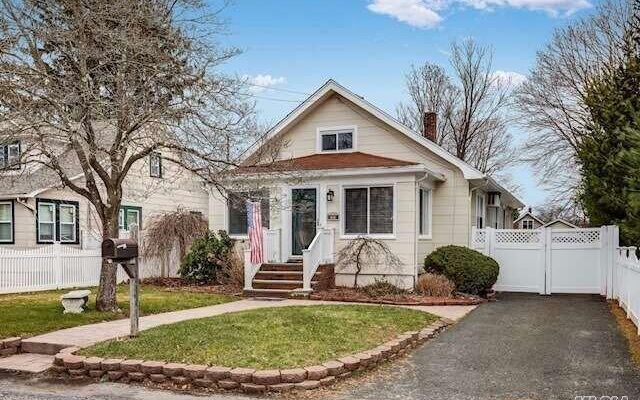 23 Lincoln Ave, Kings Park, NY 11754