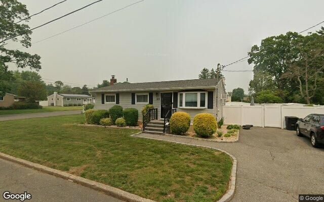 23 Pine St, Brentwood, NY 11717