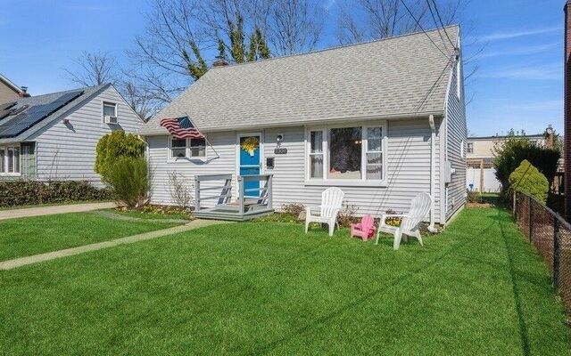 2309 Willow St, Wantagh, NY 11793