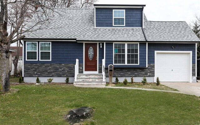 232 30th St, Lindenhurst, NY 11757 (Yard)