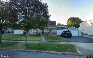 233 W Windsor Pkwy, Oceanside, NY 11572
