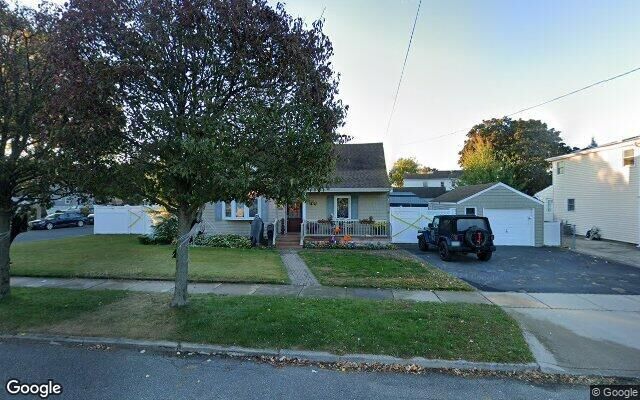 233 W Windsor Pkwy, Oceanside, NY 11572