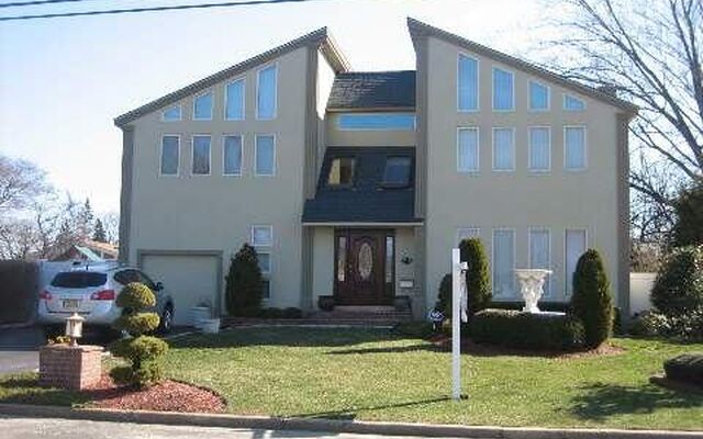 239 W 9th St, Deer Park, NY 11729