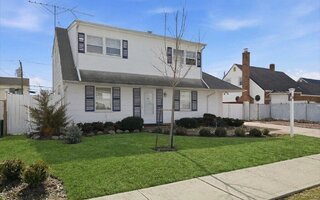 24 Crag Ln, Levittown, NY 11756