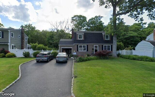 24 Crescent Pl, Smithtown, NY 11787