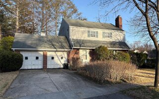 24 High St, East Williston, NY 11596