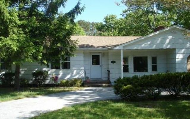 24 Hubbard Ln, Hampton Bays, NY 11946