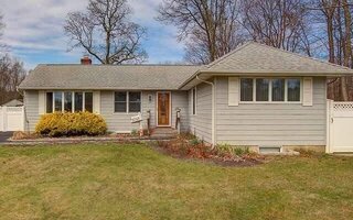 24 Locust Ave, Oakdale, NY 11769
