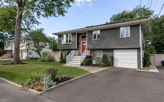 24 N Jefferson Ave, Lindenhurst, NY 11757