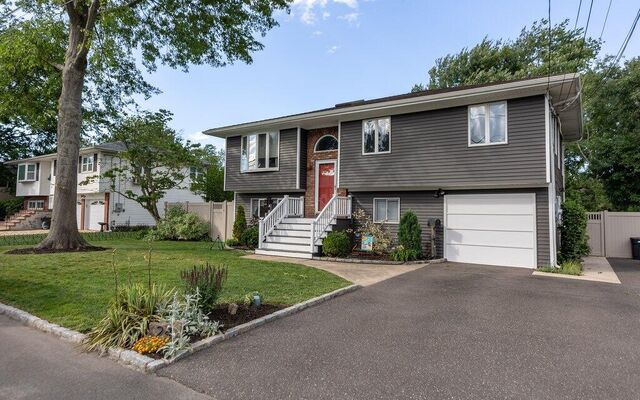 24 N Jefferson Ave, Lindenhurst, NY 11757
