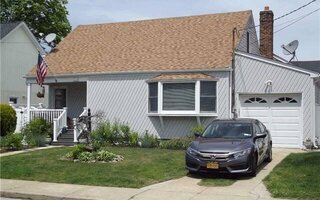 24 President St, Freeport, NY 11520
