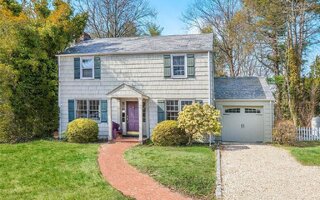 24 Smith St, Glen Head, NY 11545